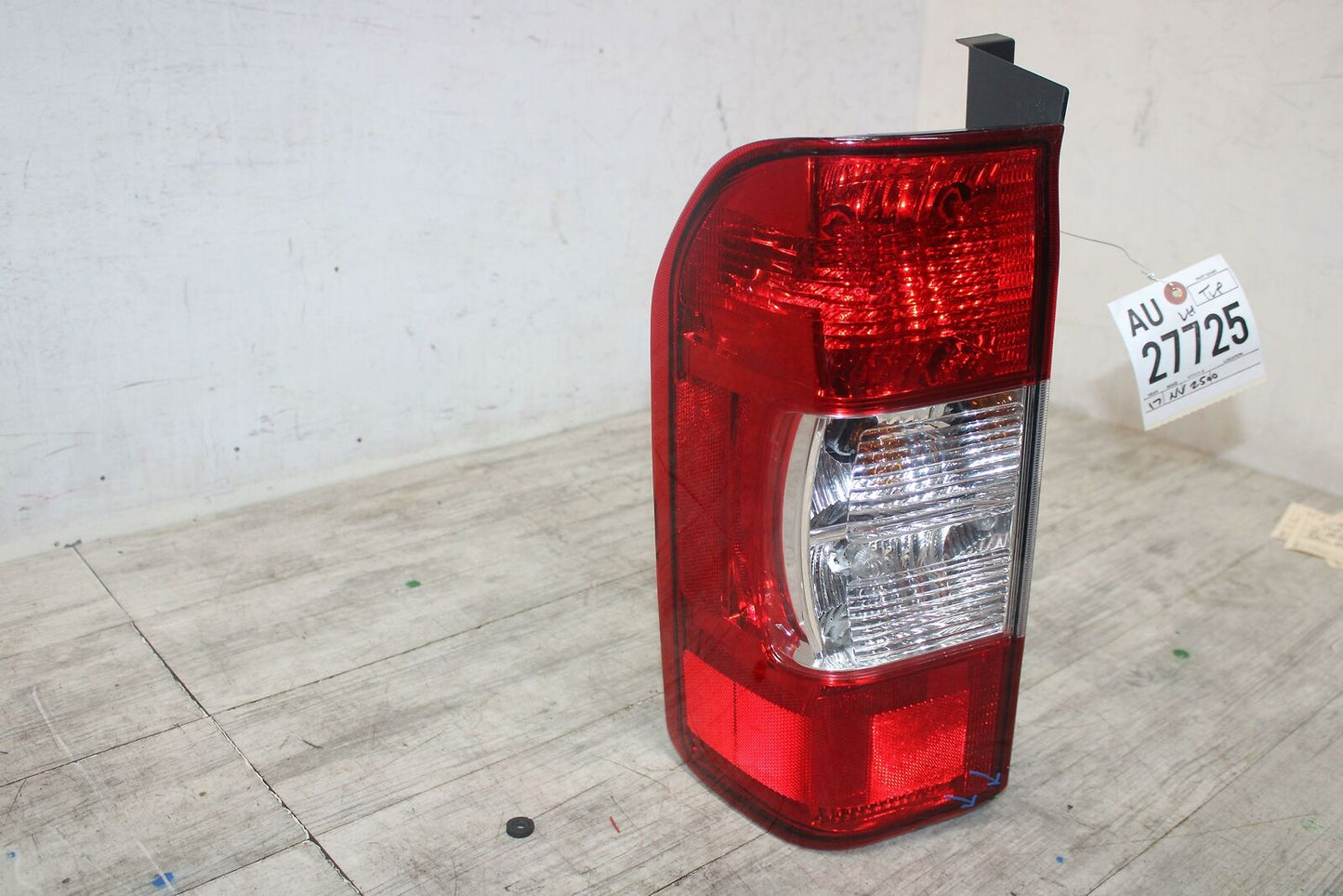 Tail Light Assembly NISSAN NV 2500 Left 12 13 14 15 16 17 18 19 20